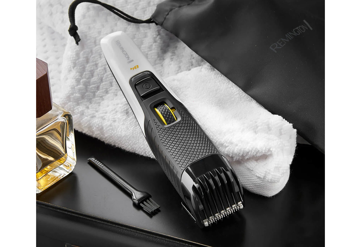 Απεικονίζεται η μηχανή μαζί με μια πετσέτα και τη θήκη της.